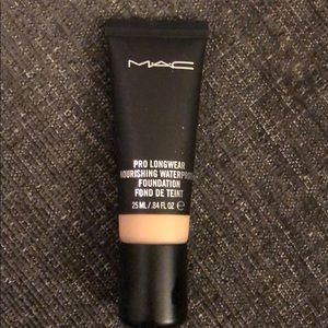 MAC Pro Longwear Nourishing Waterproof Foundation